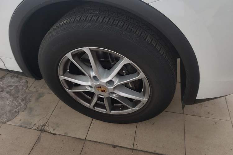 Used Porsche Cayenne 2016 Cayenne 3.0T Right Front Wheel Hub