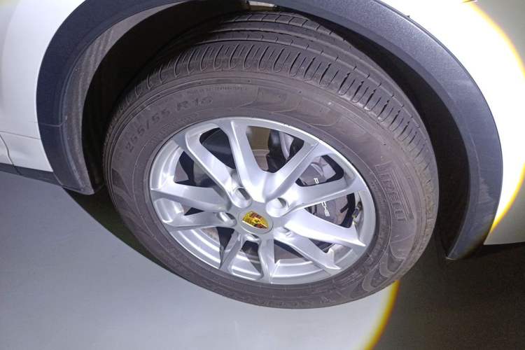 Used Porsche Cayenne 2016 3.6 V6 U.S. specification Right Front Wheel Hub