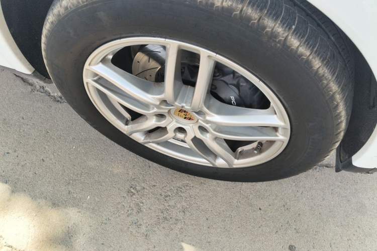Used Porsche Cayenne 2016 Cayenne Platinum Edition 3.0T Right Front Wheel Hub