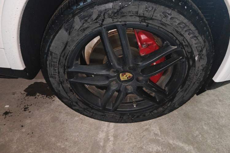 Used Porsche Cayenne 2016 Cayenne Platinum Edition 3.0T Right Front Wheel Hub