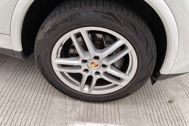 Used Porsche Cayenne 2016 Cayenne Platinum Edition 3.0T Right Front Wheel Hub