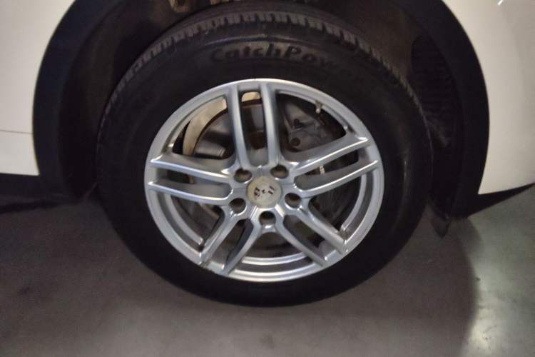 Used Porsche Cayenne 2016 Cayenne Platinum Edition 3.0T Right Front Wheel Hub