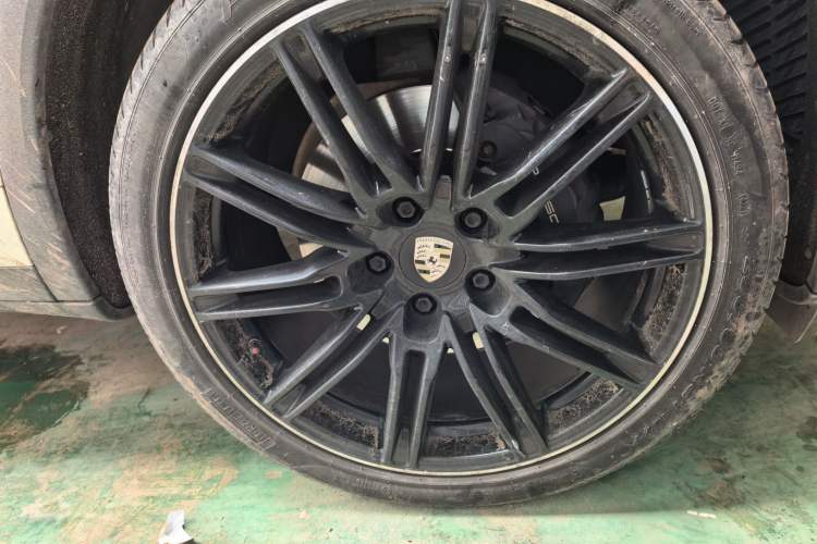 Used Porsche Cayenne  Right Front Wheel Hub
