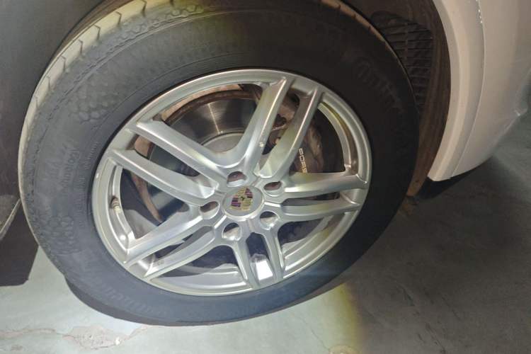 Used Porsche Cayenne 2016 Cayenne Platinum Edition 3.0T Right Front Wheel Hub