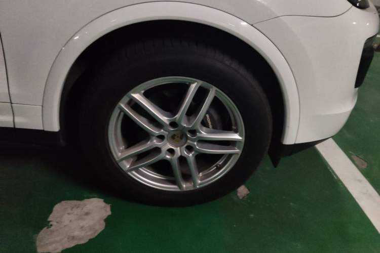 Used Porsche Cayenne 2016 Cayenne Platinum Edition 3.0T Right Front Wheel Hub