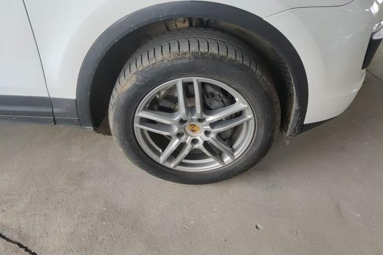 Used Porsche Cayenne 2016 Cayenne Platinum Edition 3.0T Right Front Wheel Hub
