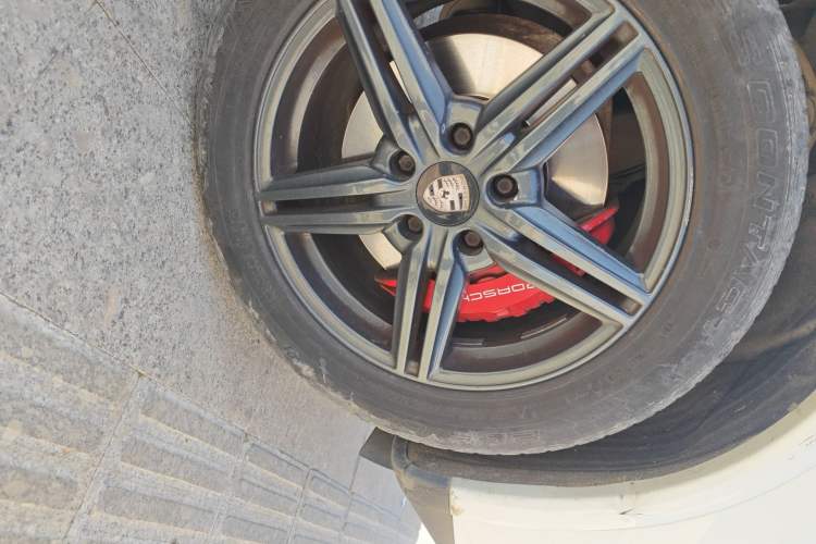 Used Porsche Cayenne  Right Front Wheel Hub