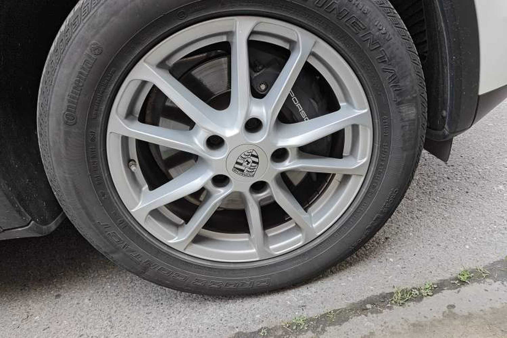 Used Porsche Cayenne 2016 Cayenne 3.0T Right Front Wheel Hub