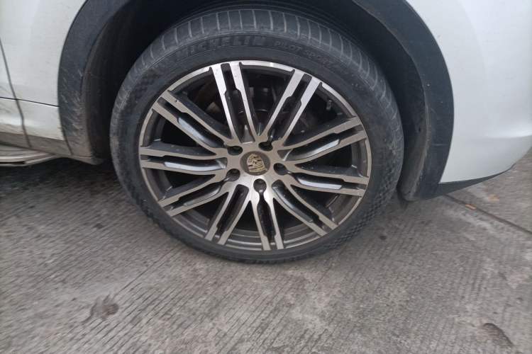 Used Porsche Cayenne 2016 Cayenne 3.0T Right Front Wheel Hub