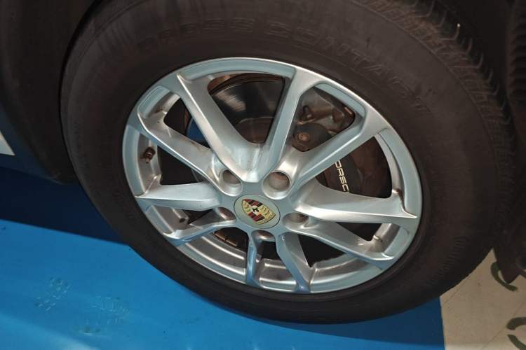 Used Porsche Cayenne 2016 Cayenne 3.0T Right Front Wheel Hub