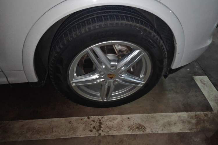Used Porsche Cayenne 2016 Cayenne Platinum Edition 3.0T Right Front Wheel Hub