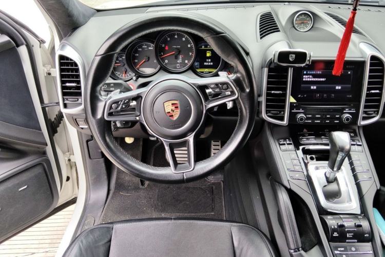 Used Porsche Cayenne 2016 Cayenne Platinum Edition 3.0T Steering Wheel
