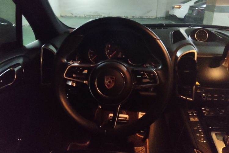 Used Porsche Cayenne 2016 Cayenne Platinum Edition 3.0T Steering Wheel