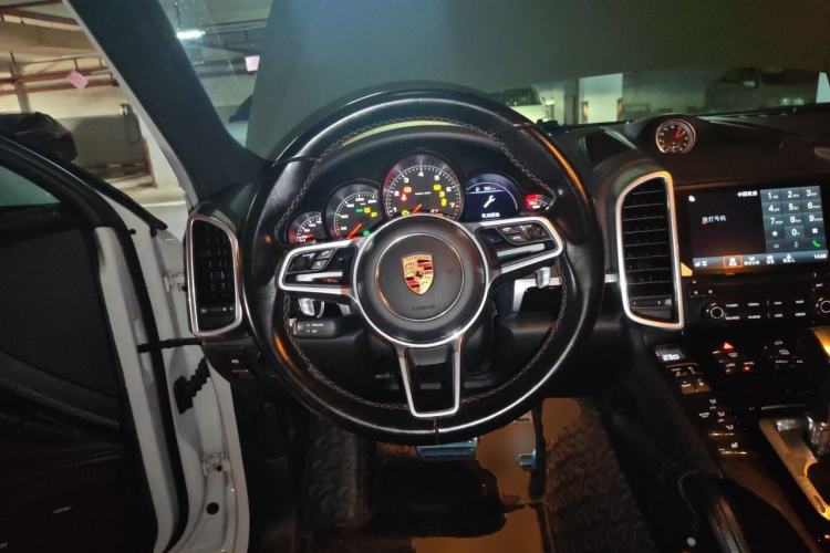 Used Porsche Cayenne 2016 Cayenne Platinum Edition 3.0T Steering Wheel