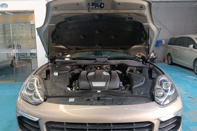 Used Porsche Cayenne 2016 Cayenne 3.0T Engine Bay