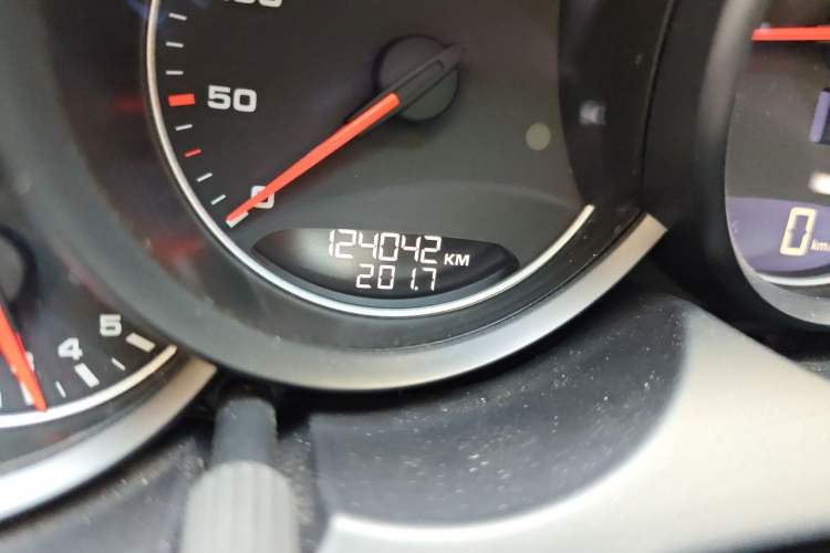 Used Porsche Cayenne 2016 Cayenne 3.0T Odometer Close Up