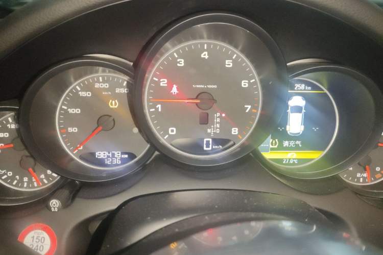 Used Porsche Cayenne 2016 Cayenne 3.0T Odometer Close Up