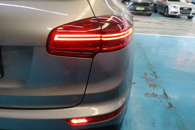 Used Porsche Cayenne 2016 Cayenne 3.0T Right Rear Taillight