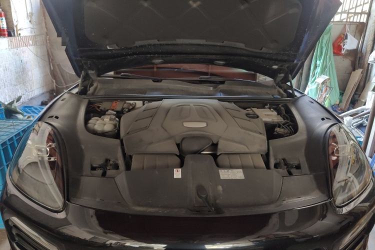 Used Porsche Cayenne 2018 Cayenne 3.0T Engine Bay