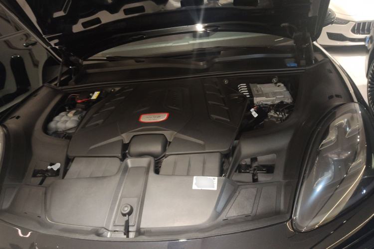 Used Porsche Cayenne 2018 Cayenne Turbo 4.0T Engine Bay