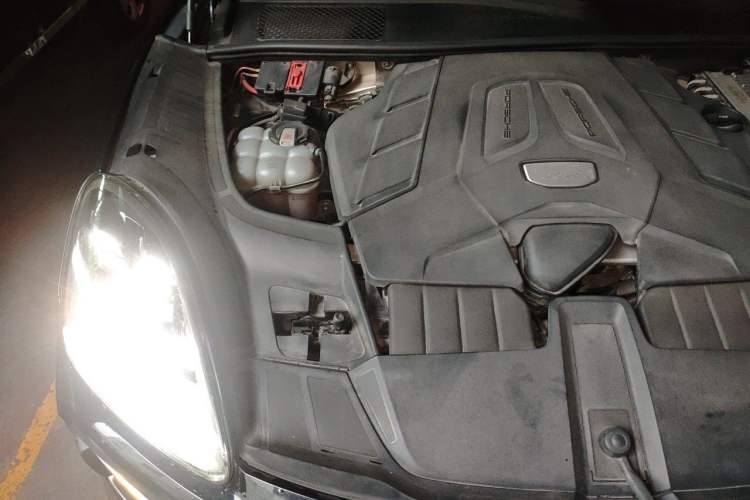 Used Porsche Cayenne 2018 Cayenne 3.0T Engine Bay Right