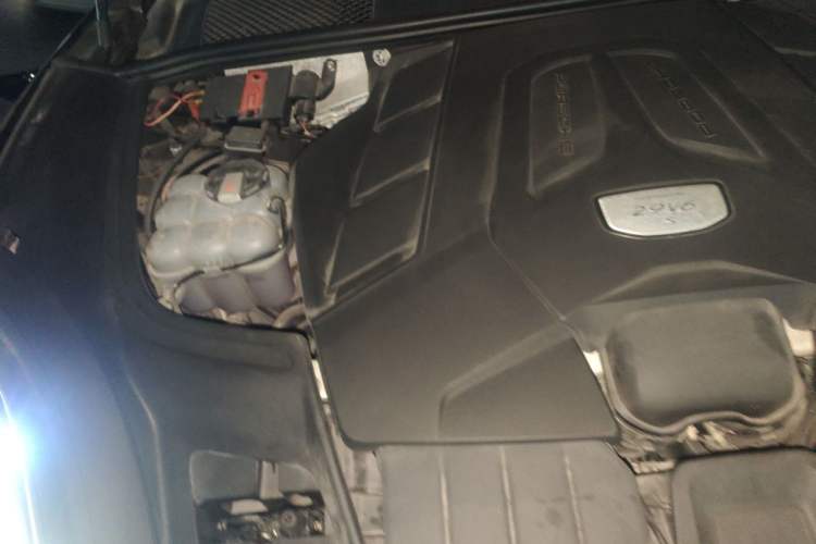 Used Porsche Cayenne 2018 Cayenne S 2.9T Engine Bay Right