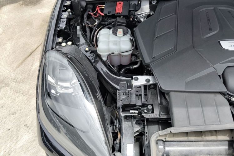 Used Porsche Cayenne 2018 Cayenne 3.0T Engine Bay Right