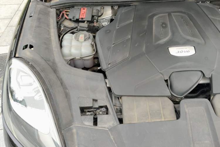 Used Porsche Cayenne 2018 Cayenne 3.0T Engine Bay Right