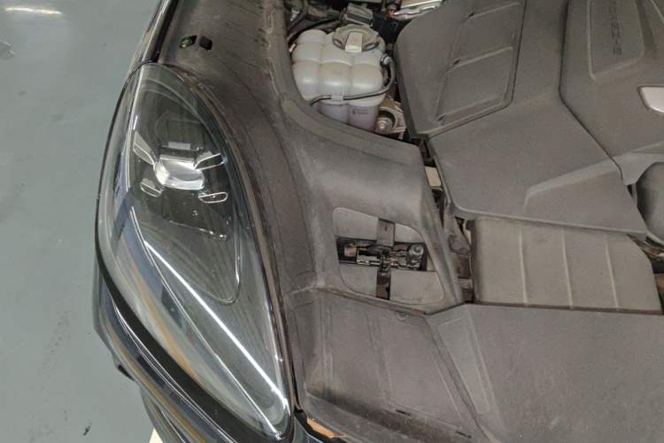 Used Porsche Cayenne 2018 Cayenne 3.0T Engine Bay Right