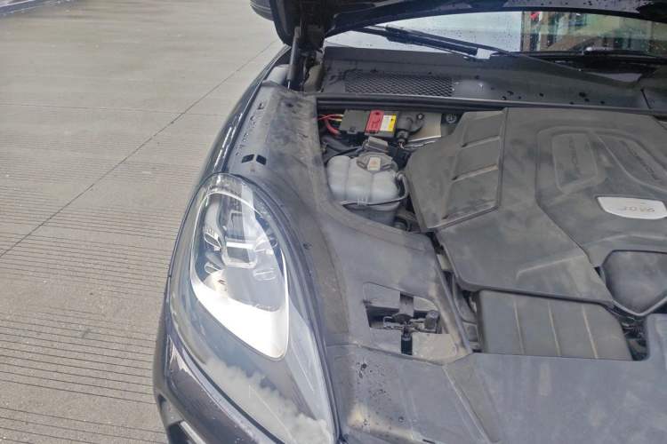Used Porsche Cayenne 2018 Cayenne 3.0T Engine Bay Right