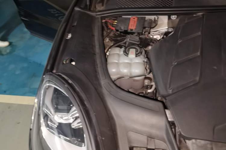 Used Porsche Cayenne 2018 Cayenne 3.0T Engine Bay Right