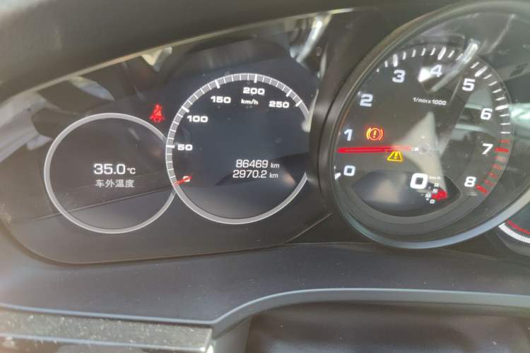 Used Porsche Cayenne 2018 Cayenne 3.0T Odometer Close Up