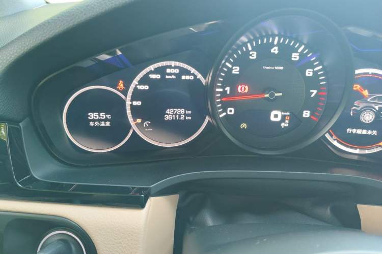 Used Porsche Cayenne 2018 Cayenne 3.0T Odometer Close Up