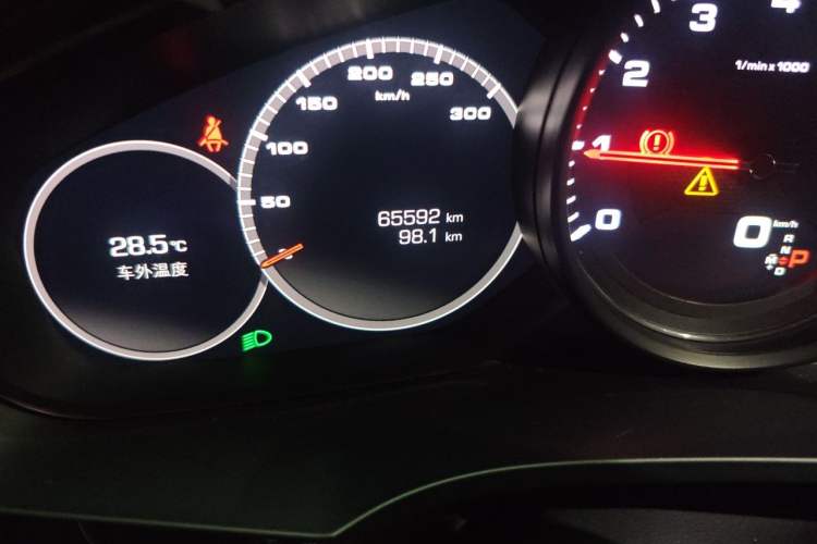 Used Porsche Cayenne 2018 Cayenne S 2.9T Odometer Close Up
