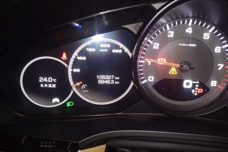 Used Porsche Cayenne 2018 Cayenne 3.0T Odometer Close Up