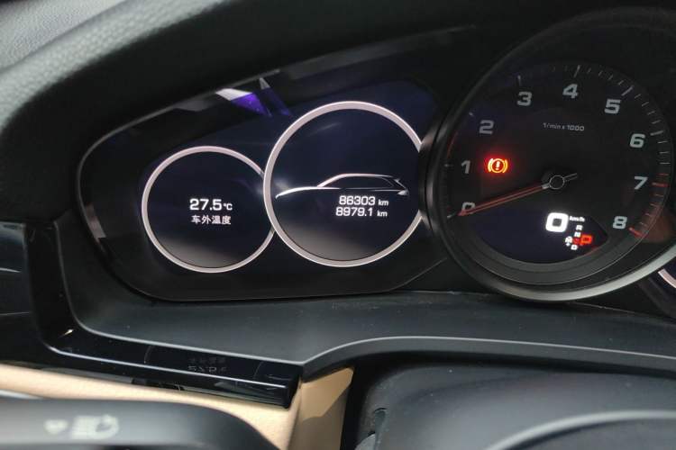 Used Porsche Cayenne 2018 Cayenne 3.0T Odometer Close Up