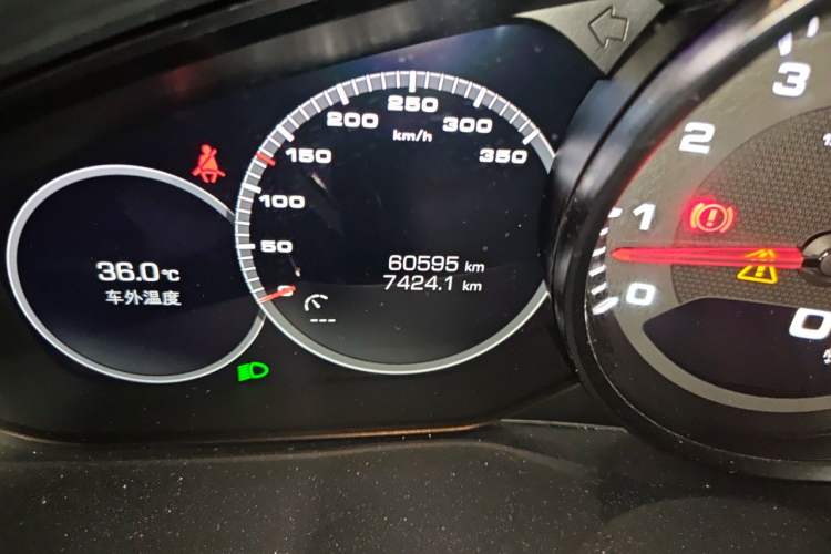Used Porsche Cayenne 2018 Cayenne 3.0T Odometer Close Up
