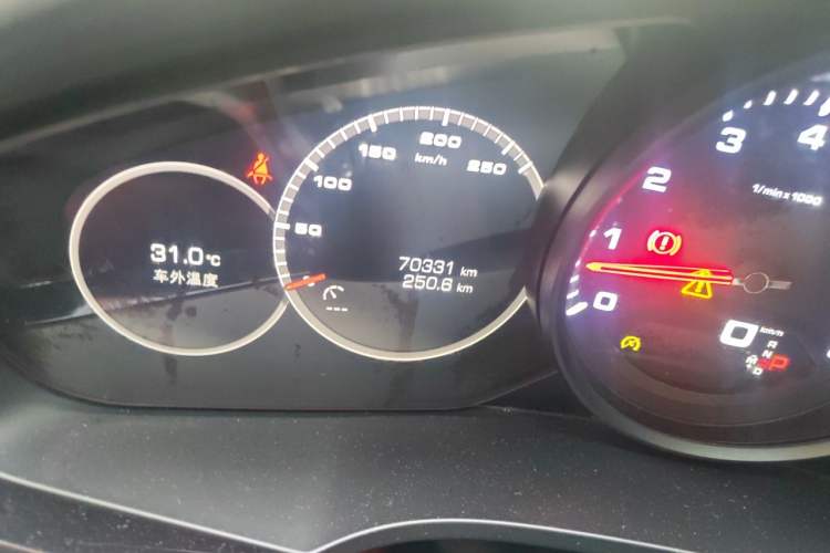 Used Porsche Cayenne 2018 Cayenne 3.0T Odometer Close Up