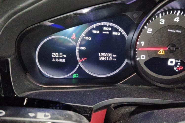 Used Porsche Cayenne 2018 Cayenne 3.0T Odometer Close Up