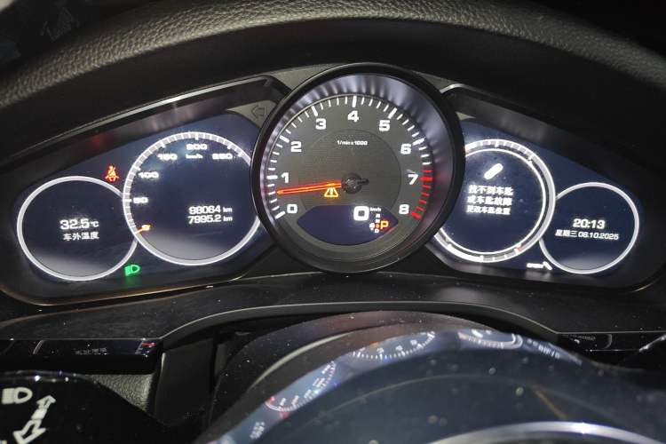 Used Porsche Cayenne 2018 Cayenne 3.0T Odometer Close Up