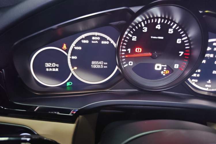 Used Porsche Cayenne 2018 Cayenne 3.0T Odometer Close Up