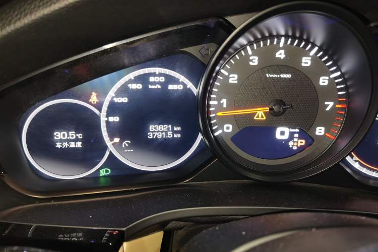 Used Porsche Cayenne 2018 Cayenne 3.0T Odometer Close Up