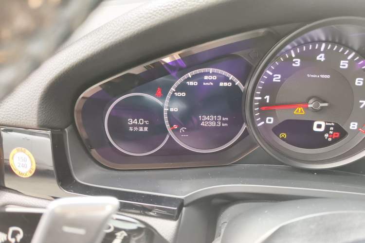 Used Porsche Cayenne 2018 Cayenne 3.0T Odometer Close Up