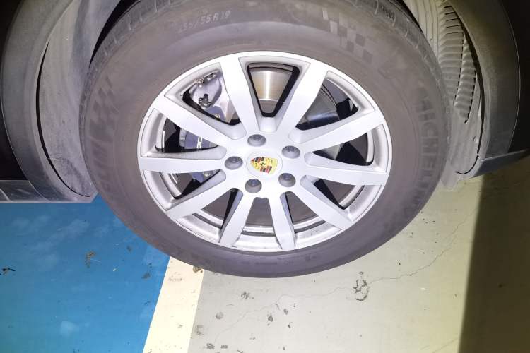 Used Porsche Cayenne 2018 Cayenne 3.0T Right Front Wheel Hub