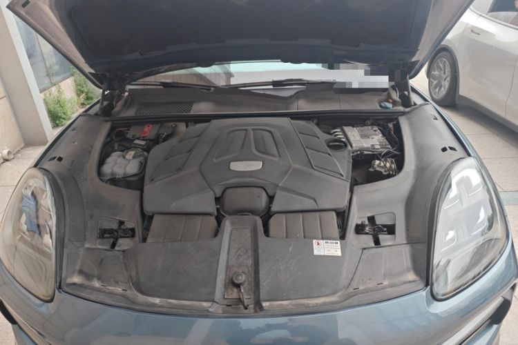 Used Porsche Cayenne 2018 Cayenne S 2.9T Engine Bay