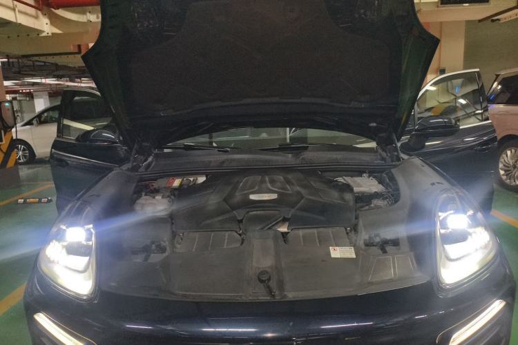 Used Porsche Cayenne 2018 Cayenne 3.0T Engine Bay