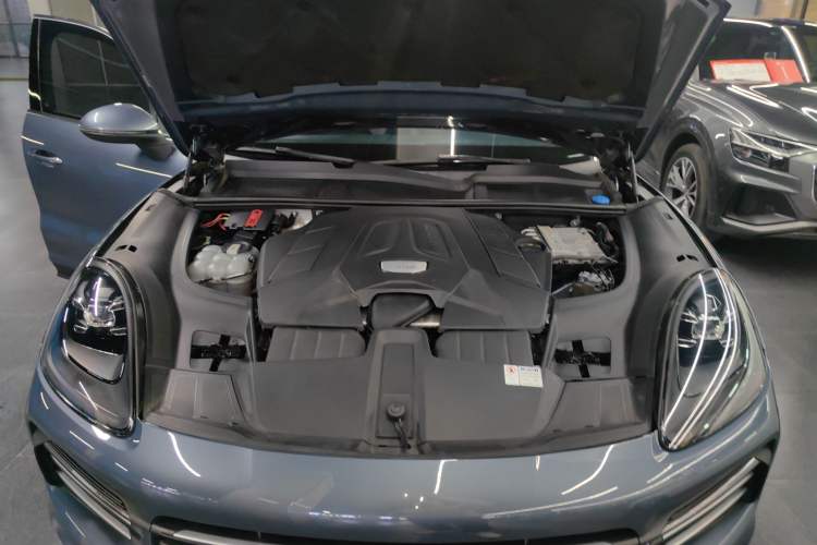 Used Porsche Cayenne 2018 Cayenne 3.0T Engine Bay