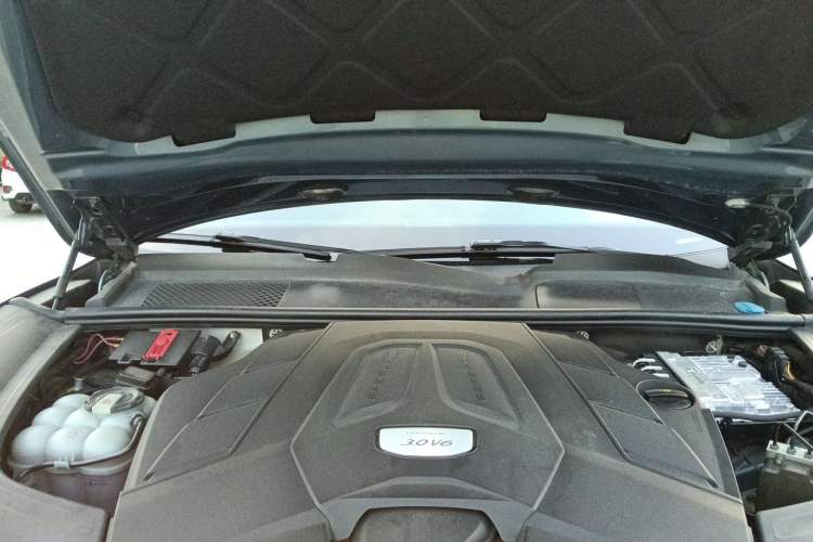 Used Porsche Cayenne 2018 Cayenne 3.0T Engine Bay