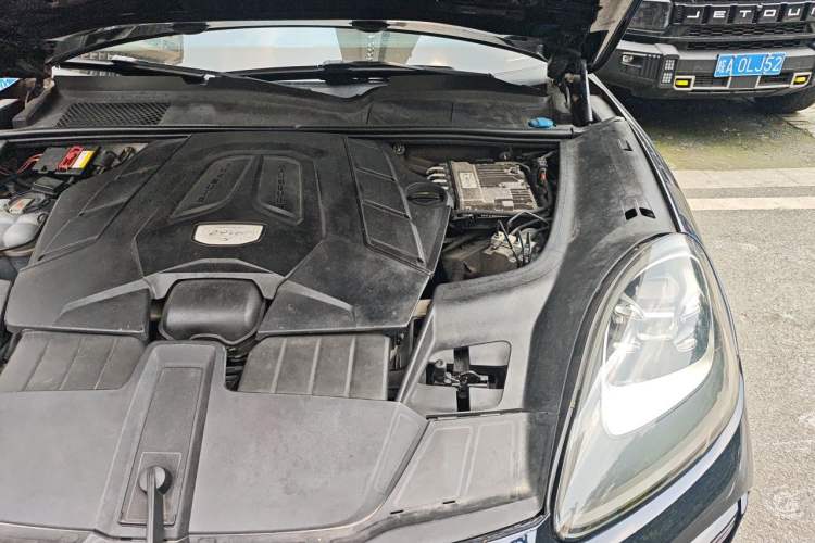 Used Porsche Cayenne 2018 Cayenne S 2.9T Engine Bay Left