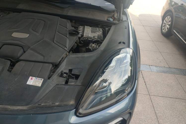 Used Porsche Cayenne 2018 Cayenne S 2.9T Engine Bay Left